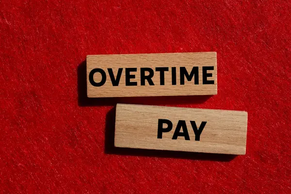 Kırmızı arka plandaki tahta bloklara fazla mesai ödemesi mesajı. Kavramsal fazla mesai ödeme sembolü. Boşluğu kopyala.