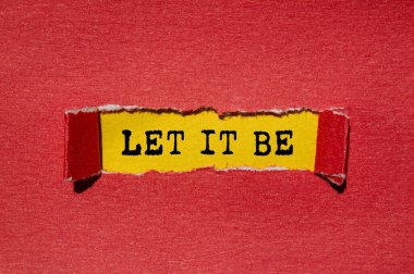 Sarı arka planda yırtık kırmızı kağıda yazılmış bir mesaj olsun. Kavramsal bırak sembol olsun. Boşluğu kopyala.