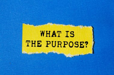 Mavi arka plandaki yırtık sarı kağıda yazılan mesaj nedir? Amaç sembolü nedir kavramsal olarak. Boşluğu kopyala.