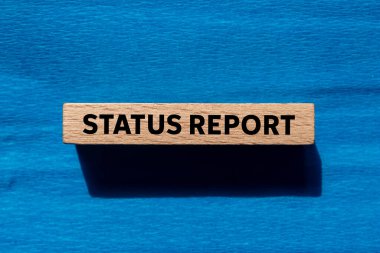 Mavi arkaplanda tahta bloğa yazılmış durum raporu iletisi. Kavramsal durum raporu sembolü. Boşluğu kopyala.