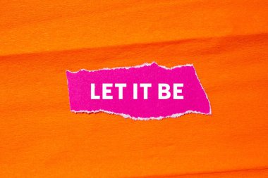 Turuncu arka planda yırtık pembe kağıda yazılmış bir mesaj olsun. Kavramsal bırak sembol olsun. Boşluğu kopyala.