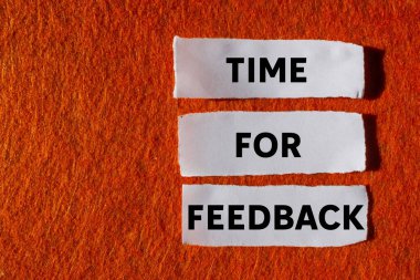 Turuncu arka plandaki yırtık beyaz kağıt parçalarına geri bildirim mesajı zamanı. Geri bildirim sembolü için kavramsal zaman. Boşluğu kopyala.