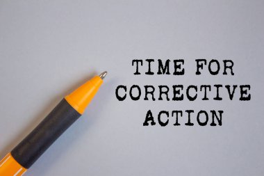 Gri arkaplana kalemle yazılmış düzeltici eylem mesajı zamanı. Düzeltici eylem sembolü için kavramsal zaman. Boşluğu kopyala.