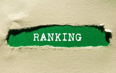 Yeşil arka plandaki yırtık kağıda yazılmış mesaj. Kavramsal sıralama sembolü. Boşluğu kopyala.