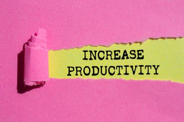 Sarı arka plandaki yırtık pembe kağıda yazılan verimlilik mesajını çoğalt. Kavramsal üretkenlik sembolü. Boşluğu kopyala.