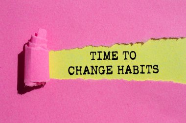 Sarı arka plandaki yırtık pembe kağıda yazılan alışkanlık mesajını değiştirme zamanı. Alışkanlık sembolünü değiştirmek için kavramsal zaman. Boşluğu kopyala.