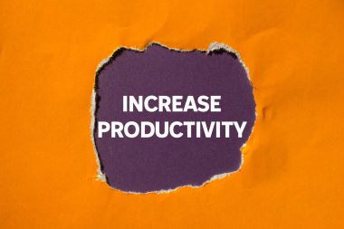 Yırtık turuncu kağıtta mor arkaplanda yazılan verimlilik mesajını çoğalt. Kavramsal üretkenlik sembolü. Boşluğu kopyala.