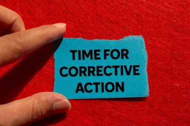 Kırmızıda yırtık mavi kağıda yazılmış düzeltici eylem mesajı zamanı. Düzeltici eylem sembolü için kavramsal zaman. Boşluğu kopyala.