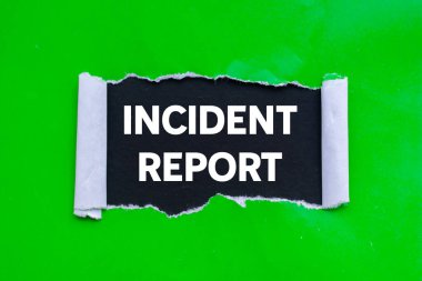 Olay raporu siyah arka planda yırtık yeşil kağıda yazılmış. Kavramsal olay raporu sembolü. Boşluğu kopyala.