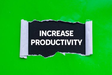 Yırtılan yeşil kağıtta yazılan verimlilik mesajını artırın. Kavramsal üretkenlik sembolü. Boşluğu kopyala.