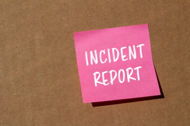 Kahverengi arka planda pembe kağıda yazılmış olay raporu mesajı. Kavramsal olay raporu sembolü. Boşluğu kopyala.