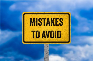 Sarı metal tabelasına yazılan mesajdan kaçınmak için yapılan hatalar. Sembolden kaçınmak için kavramsal hatalar. Boşluğu kopyala.