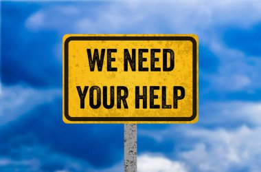 Sarı metal levhaya yazılı yardım mesajına ihtiyacımız var. Kavramsal olarak yardım sembolüne ihtiyacımız var. Boşluğu kopyala.