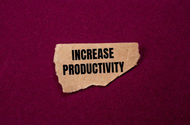 Yırtık kahverengi kağıt parçasına yazılmış verimlilik mesajını mor arka planda artır. Kavramsal üretkenlik sembolü. Boşluğu kopyala.