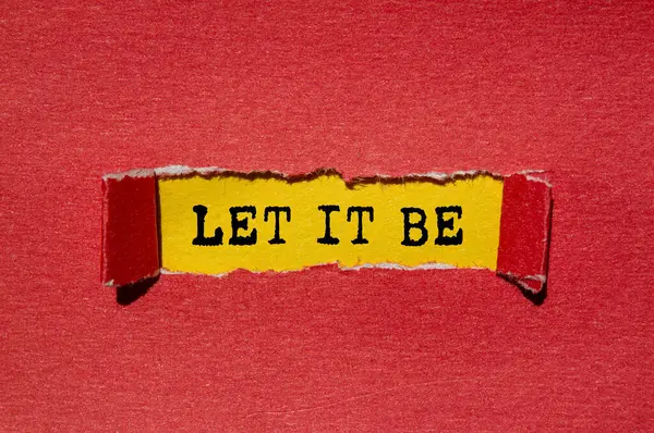 Sarı arka planda yırtık kırmızı kağıda yazılmış bir mesaj olsun. Kavramsal bırak sembol olsun. Boşluğu kopyala.