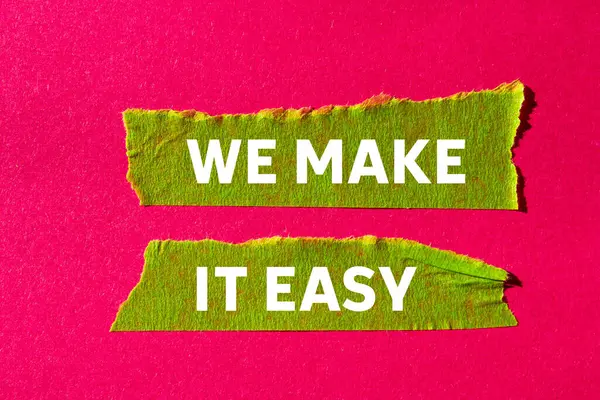 Pembe arka planda yırtık yeşil bant üzerine yazılmış mesajı kolaylaştırırız. Kavramsal olarak bunu kolay bir sembol haline getiririz. Boşluğu kopyala.