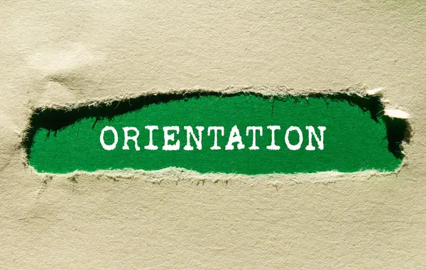 Yırtık kağıda yeşil arka planda oryantasyon mesajı yazıldı. Kavramsal yönelim sembolü. Boşluğu kopyala.