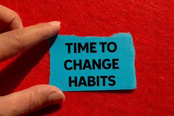 Kırmızı arkaplandaki yırtık mavi kağıda yazılan alışkanlık mesajını değiştirme zamanı. Alışkanlık sembolünü değiştirmek için kavramsal zaman. Boşluğu kopyala.