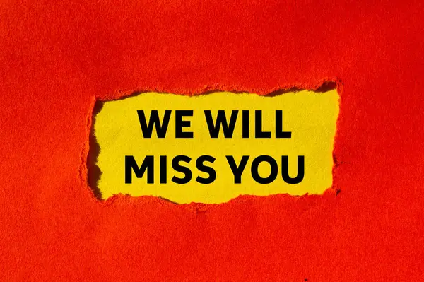 Sarı arka plandaki yırtık kırmızı kağıda yazdığın mesajı özleyeceğiz. Kavramsal olarak senin sembolünü özleyeceğiz. Boşluğu kopyala.