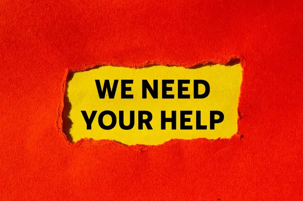 Sarı arka plandaki yırtık kırmızı kağıda yazılı yardım mesajına ihtiyacımız var. Kavramsal olarak yardım sembolüne ihtiyacımız var. Boşluğu kopyala.