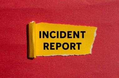 Kırmızı arka planda yırtık sarı kağıda yazılmış olay raporu. Kavramsal olay raporu sembolü. Boşluğu kopyala.