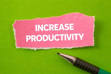 Yeşil arka plandaki yırtık pembe kağıt parçasına yazılan verimlilik mesajını çoğalt. Kavramsal üretkenlik sembolü. Boşluğu kopyala.