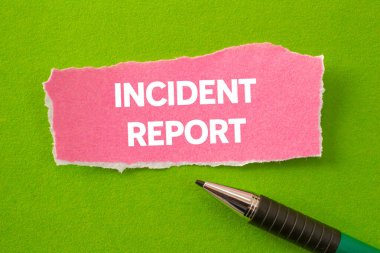 Olay raporunu yeşil arka planda yırtık pembe kağıt parçasına yazmış. Kavramsal olay raporu sembolü. Boşluğu kopyala.