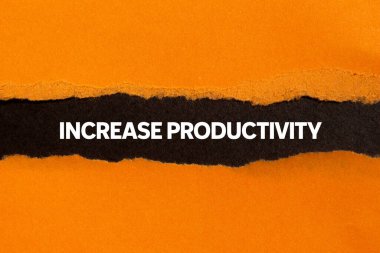 Siyah arka plandaki yırtık turuncu kağıtta yazılan verimlilik mesajını çoğalt. Kavramsal üretkenlik sembolü. Boşluğu kopyala.