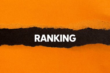 Siyah arka planda yırtık turuncu kağıda yazılmış bir not. Kavramsal sıralama sembolü. Boşluğu kopyala.