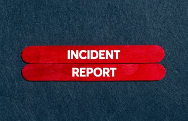 Gri arka planda kırmızı tahta çubuklara yazılmış olay raporu. Kavramsal olay raporu sembolü. Boşluğu kopyala.