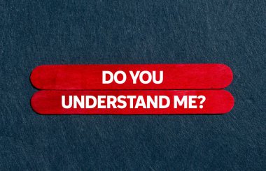 Mesajımı anladın mı? Gri arka planda kırmızı tahta çubuklar üzerine yazılmış. Kavramsal sembolümü anlıyor musun? Boşluğu kopyala.