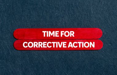 Gri arka planda kırmızı tahta çubuklara yazılmış düzeltici eylem mesajı zamanı. Düzeltici eylem sembolü için kavramsal zaman. Boşluğu kopyala.