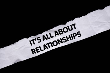 Her şey siyah arka plandaki yırtık beyaz kağıda yazılmış ilişki mesajlarıyla ilgili. Kavramsal her şey ilişkiler sembolüdür. Boşluğu kopyala.