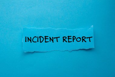 Olay raporunu mavi arka plandaki yırtık kağıt parçasına yazdım. Kavramsal olay raporu sembolü. Boşluğu kopyala.