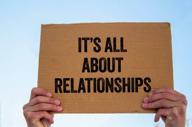 Karton levhaya yazılmış ilişki mesajlarıyla ilgili. Kavramsal her şey ilişkiler sembolüdür. Boşluğu kopyala.