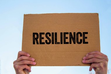 Dayanıklılık mesajı karton levhada yazılı. Kavramsal esneklik sembolü. Boşluğu kopyala.