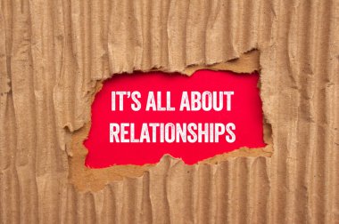 Her şey kırmızı arka planda yırtık karton kağıda yazılmış ilişki mesajlarıyla ilgili. Kavramsal her şey ilişkiler sembolüdür. Boşluğu kopyala.