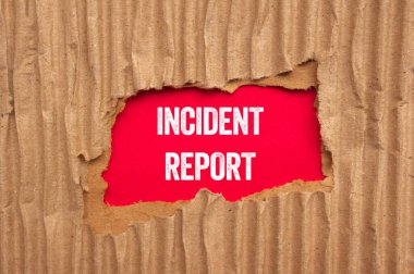 Kırmızı arka planda yırtık karton kağıda yazılmış olay raporu mesajı. Kavramsal olay raporu sembolü. Boşluğu kopyala.