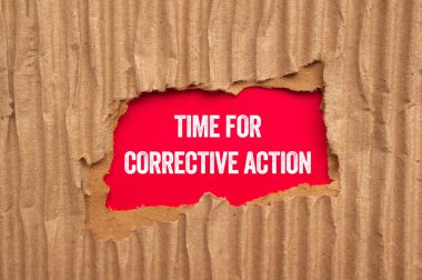 Kırmızı arka planda yırtık karton kağıda yazılmış düzeltici eylem mesajı zamanı. Düzeltici eylem sembolü için kavramsal zaman. Boşluğu kopyala.