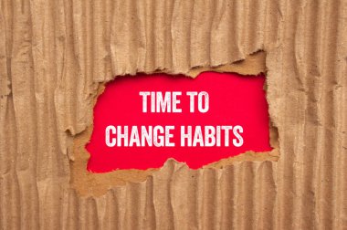 Kırmızı arkaplandaki yırtık karton kağıda yazılan alışkanlık mesajını değiştirme zamanı. Alışkanlık sembolünü değiştirmek için kavramsal zaman. Boşluğu kopyala.