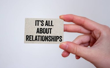 Reklam panosuna yazılmış ilişki mesajlarıyla ilgili. İlişki sembolüyle ilgili bir kavram. Boşluğu kopyala.