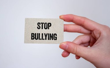 Elindeki bir karta yazılan mesajla dalga geçmeyi bırak. Kavramsal zorbalık sembolünü durdur. Boşluğu kopyala.