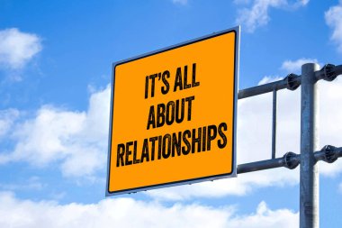 Reklam panosuna yazılmış ilişki mesajlarıyla ilgili. Kavramsal her şey ilişkiler sembolüdür. Boşluğu kopyala.