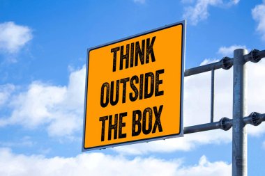 Reklam panosunda yazan kutunun dışını düşün. Kutu sembolünün dışındaki kavramsal düşünce. Boşluğu kopyala.