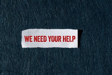  Gri arkaplanlı yırtık kağıt parçasına yazılmış yardım mesajına ihtiyacımız var. Kavramsal olarak yardım sembolüne ihtiyacımız var. Boşluğu kopyala.