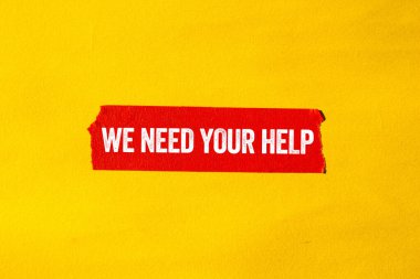 Sarı arka plandaki yırtık bürokrasi kağıdına yazılı yardım mesajına ihtiyacımız var. Kavramsal olarak yardım sembolüne ihtiyacımız var. Boşluğu kopyala.