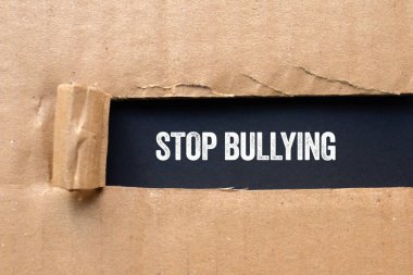 Siyah arka planda yırtık karton kağıda yazılmış mesajlara zorbalık etmeyi bırak. Kavramsal zorbalık sembolünü durdur. Boşluğu kopyala.