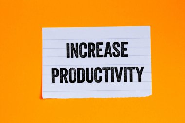 Turuncu arka plandaki yırtık beyaz kağıt parçasına yazılan verimlilik mesajını çoğalt. Kavramsal üretkenlik sembolü. Boşluğu kopyala.