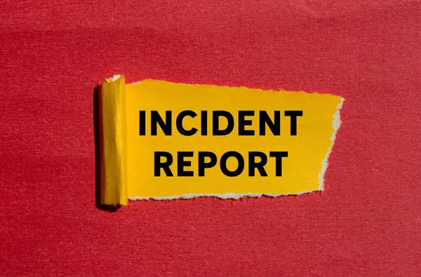 Kırmızı arka planda yırtık sarı kağıda yazılmış olay raporu. Kavramsal olay raporu sembolü. Boşluğu kopyala.