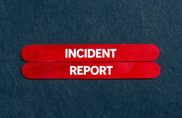 Gri arka planda kırmızı tahta çubuklara yazılmış olay raporu. Kavramsal olay raporu sembolü. Boşluğu kopyala.